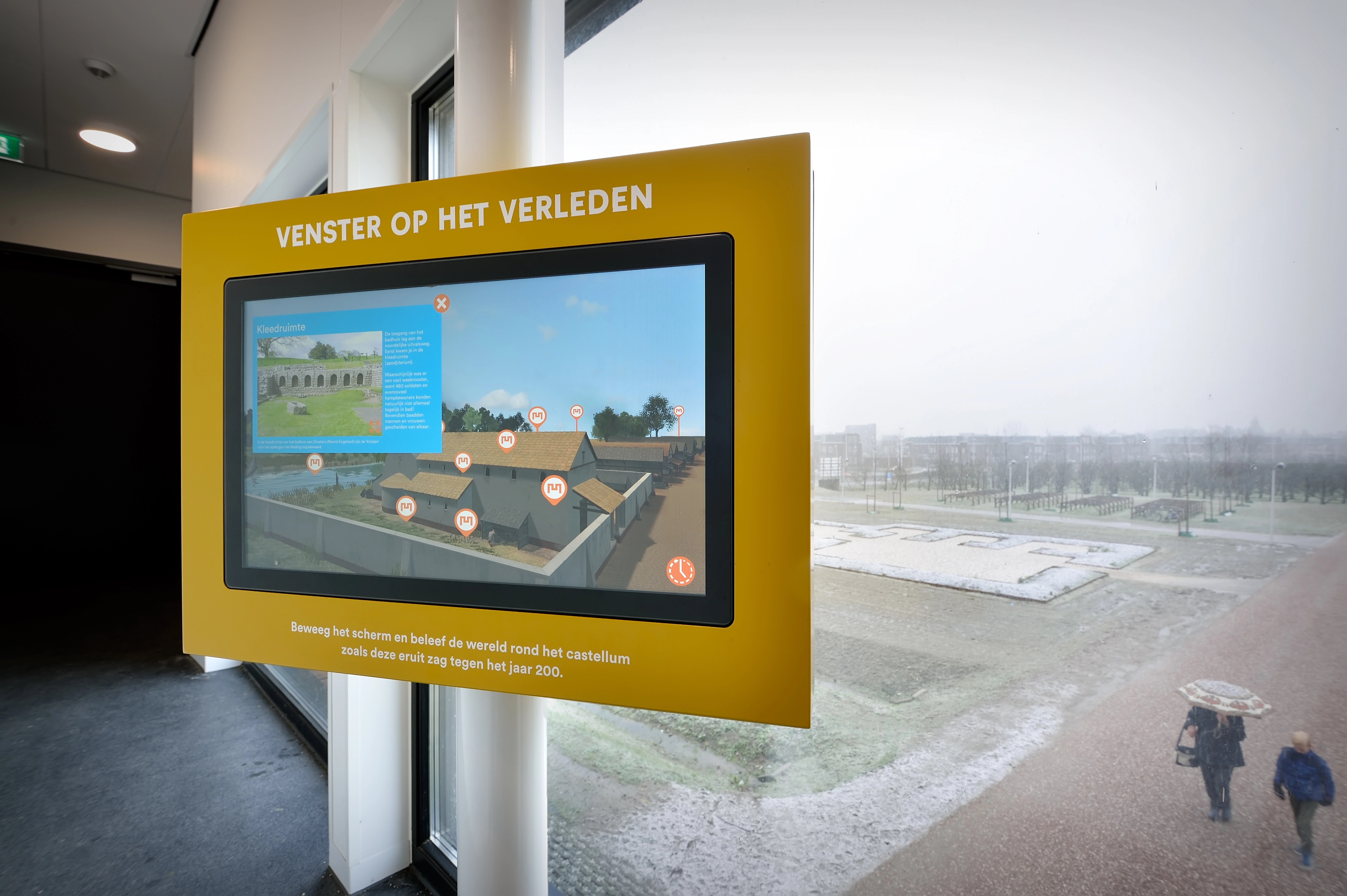 Informatiebord met digitale reconstructie van Castellum toont venster op het verleden.