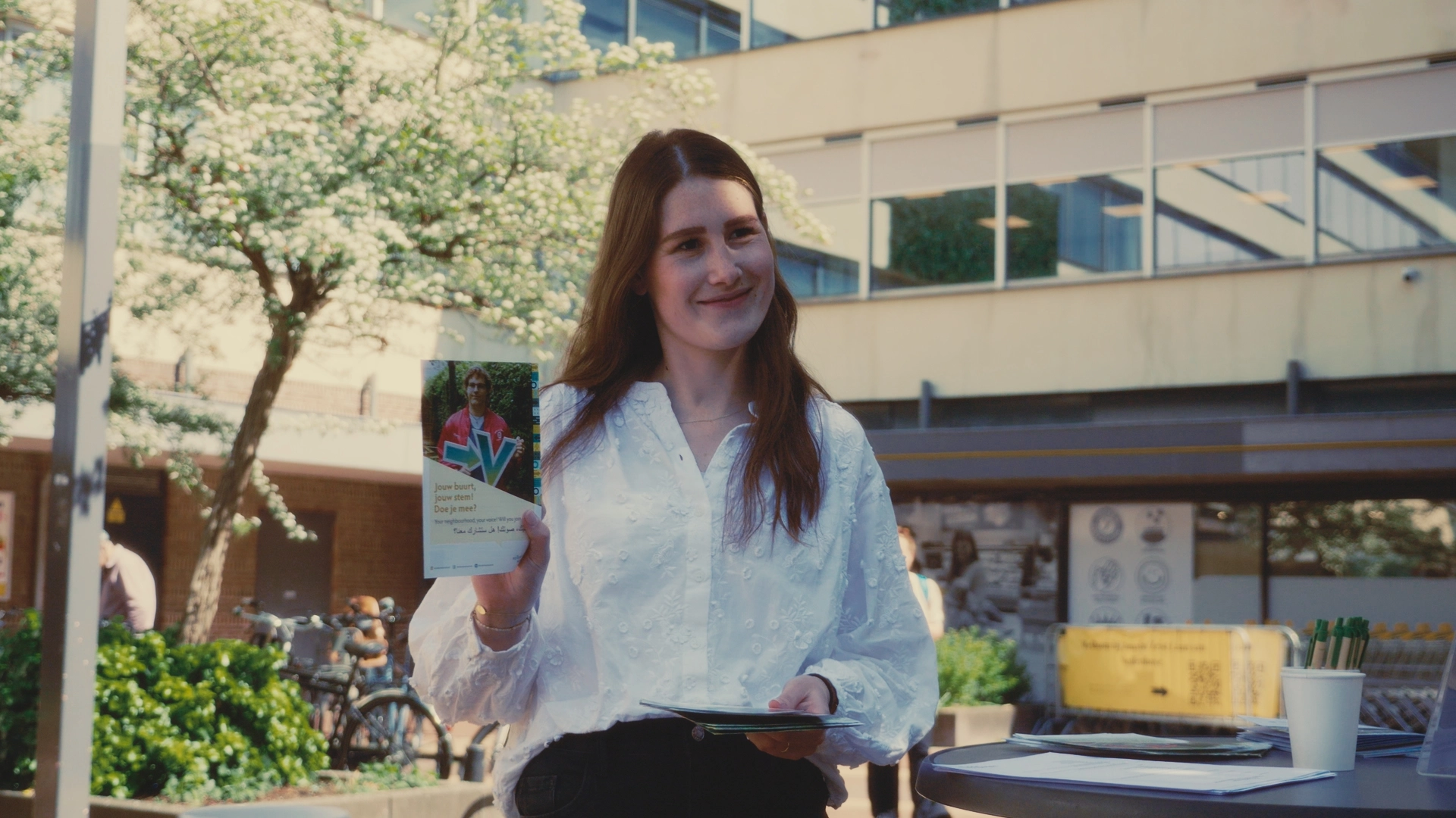 Vrouw met flyer van Vollenhove Vooruit