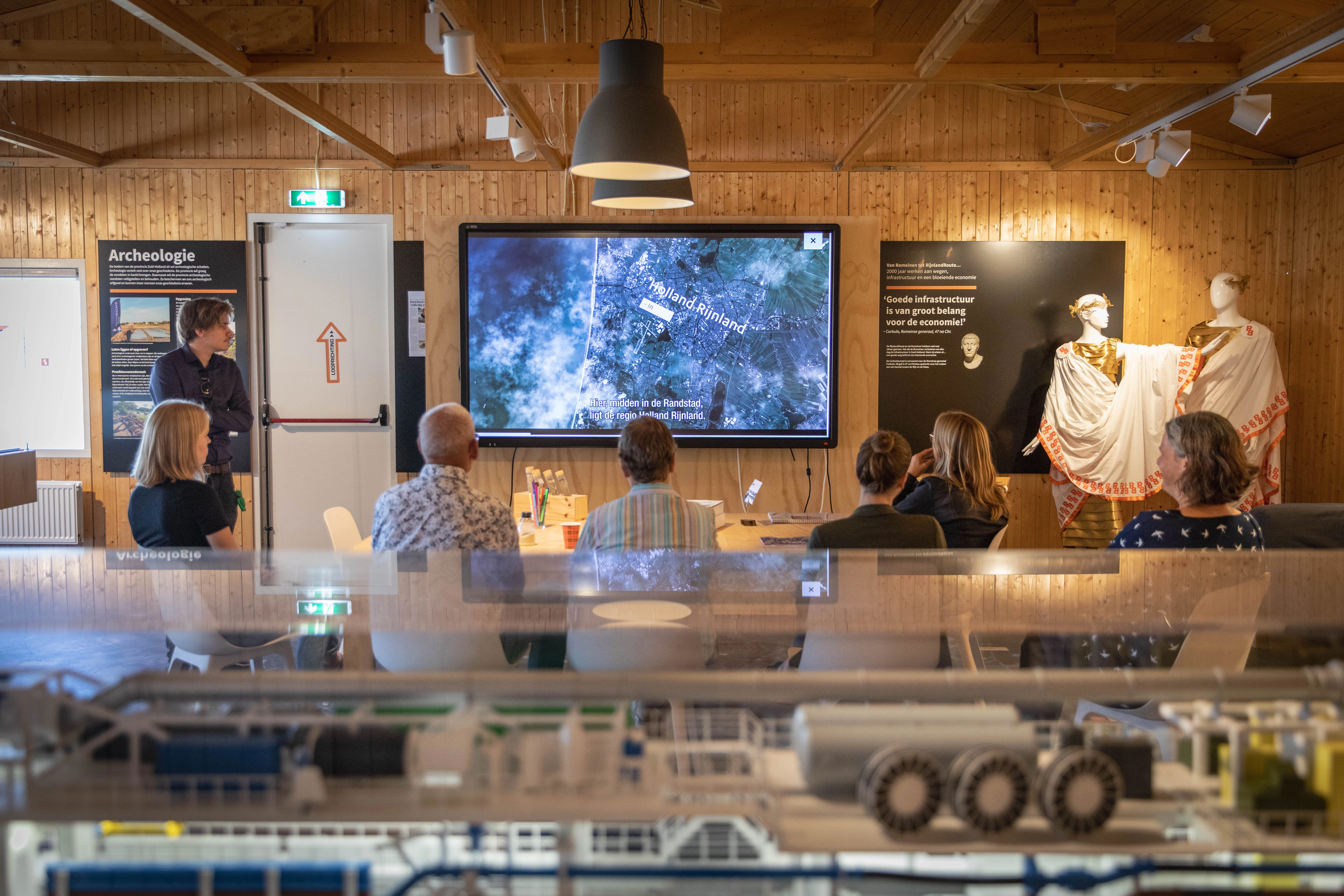 Bezoekers kijken naar een video in het infocentrum van de RijnlandRoute