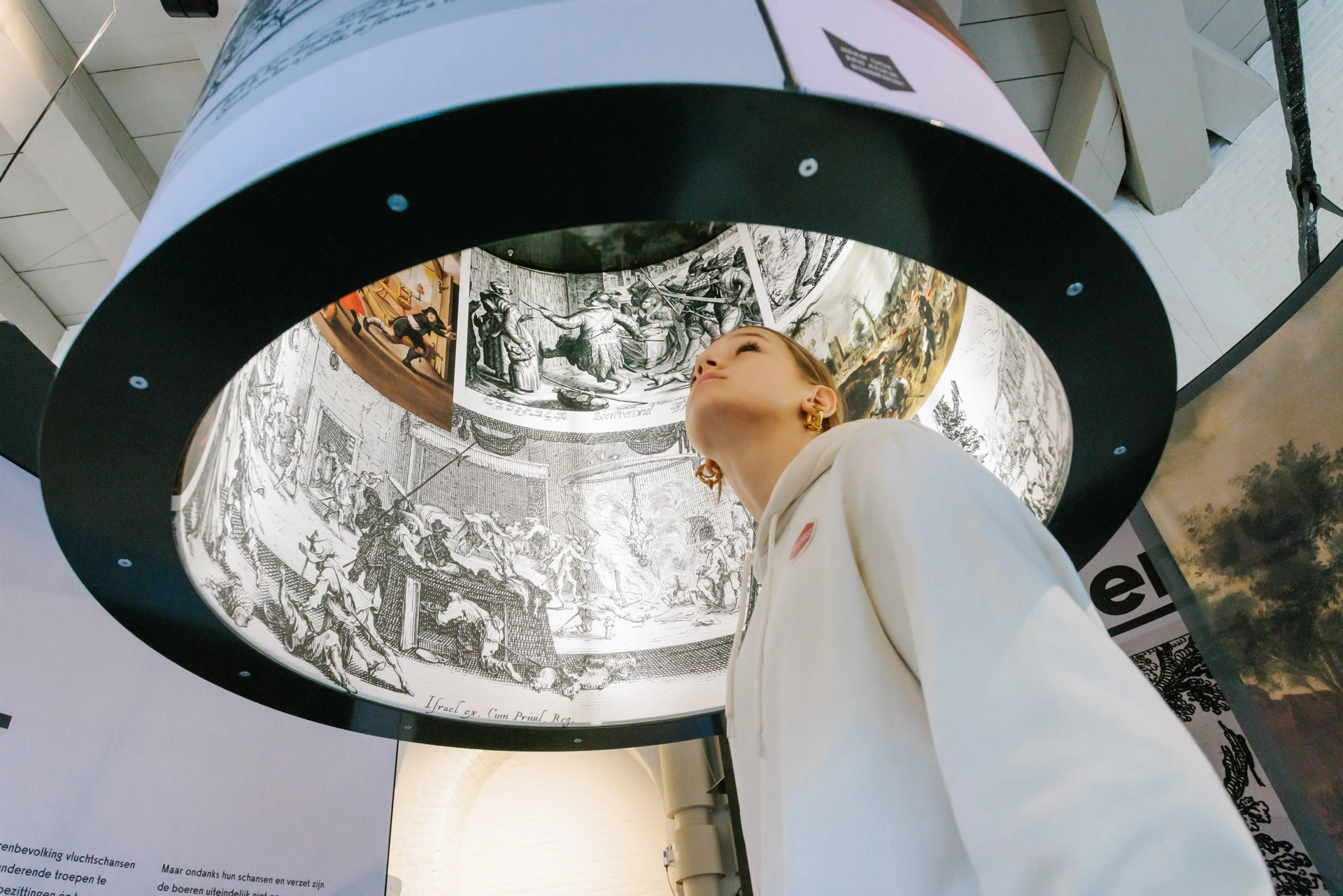 Een bezoeker staat in een ronde expositie ruimte