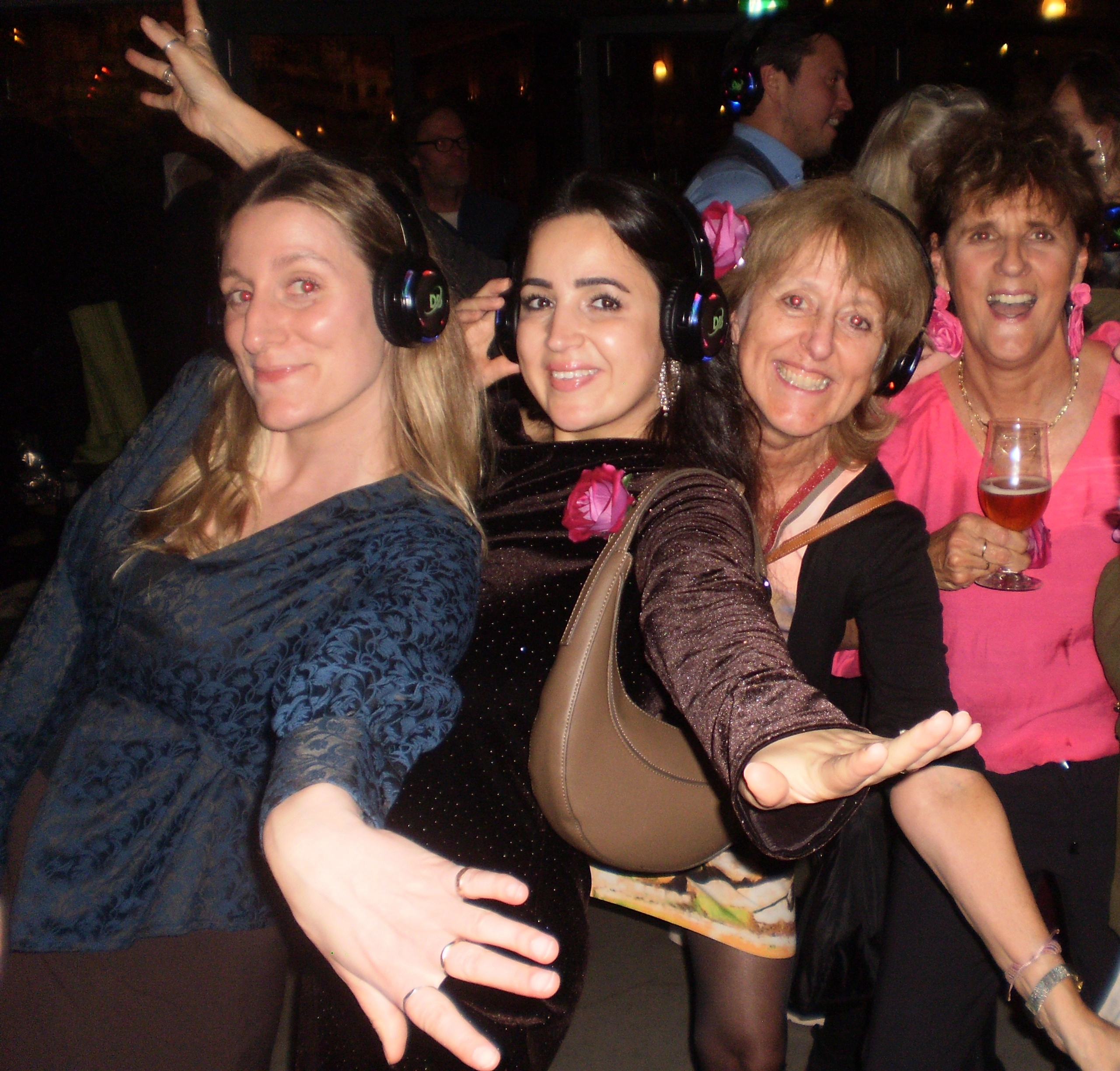 Dansende vrouwen met een silent disco koptelefoon op