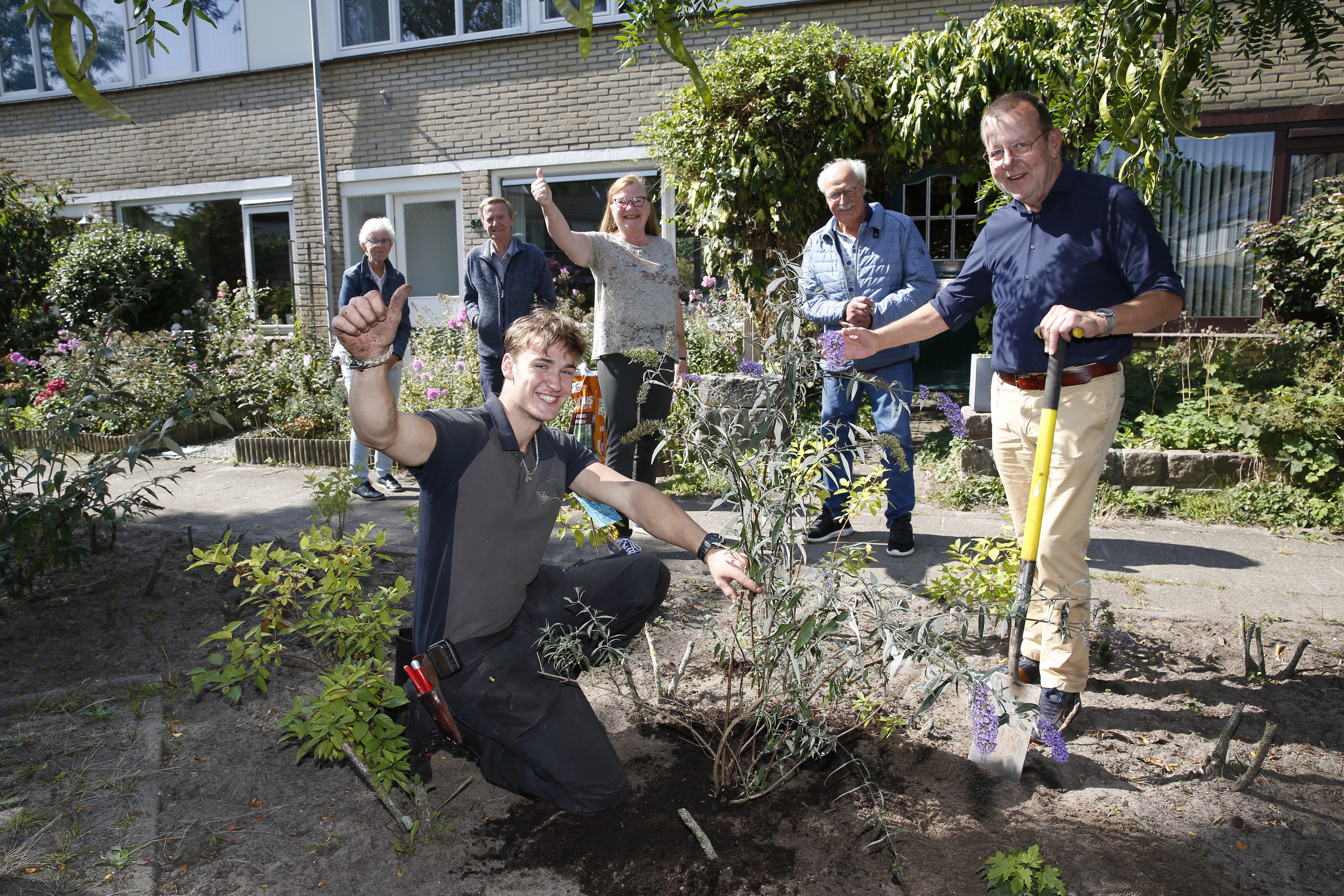 Bewoners planten samen groen in de straat