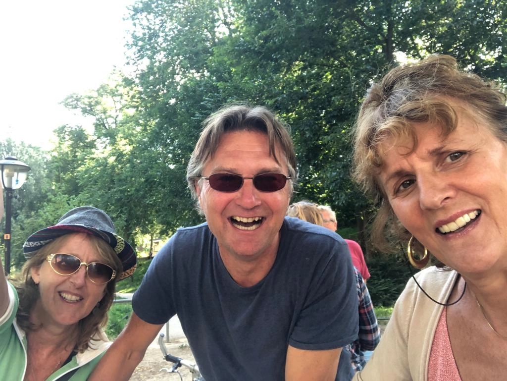 Coen, Peet & Yolande in een zonnige setting met zonnebrillen en lachende gezichten