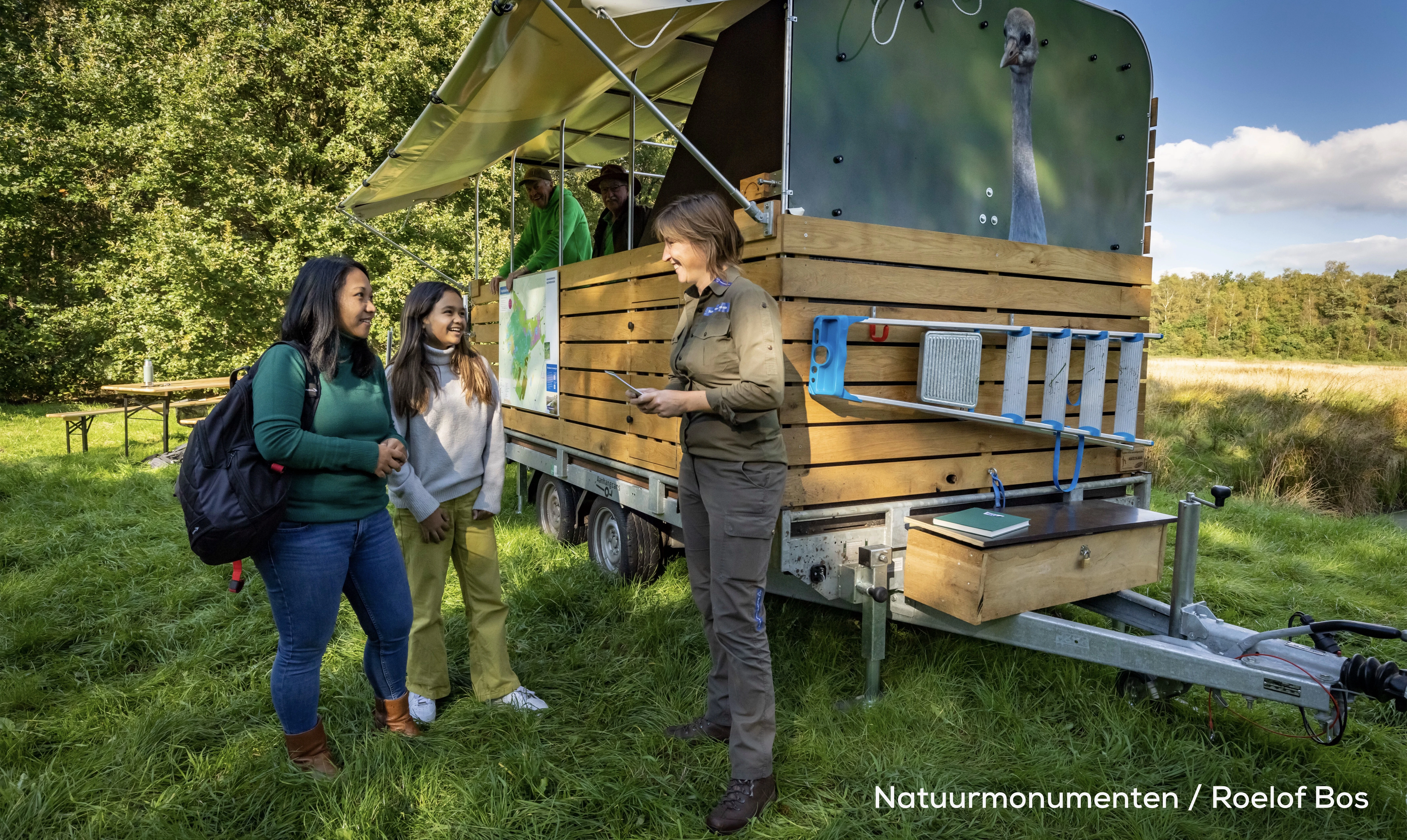 Een medewerker van Natuurmonumenten met twee mensen bij de Veenkar
