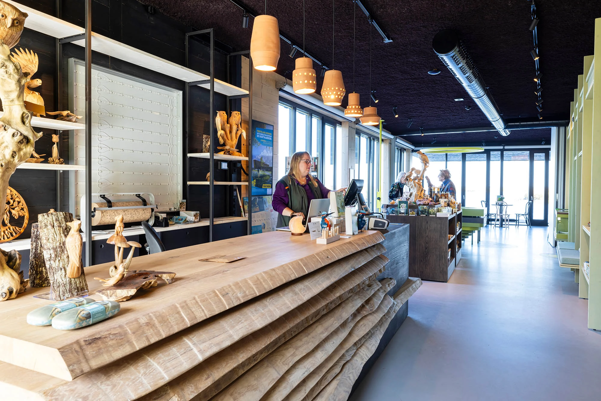 Een doorkijkje van bar tot expositie tentoonstelling