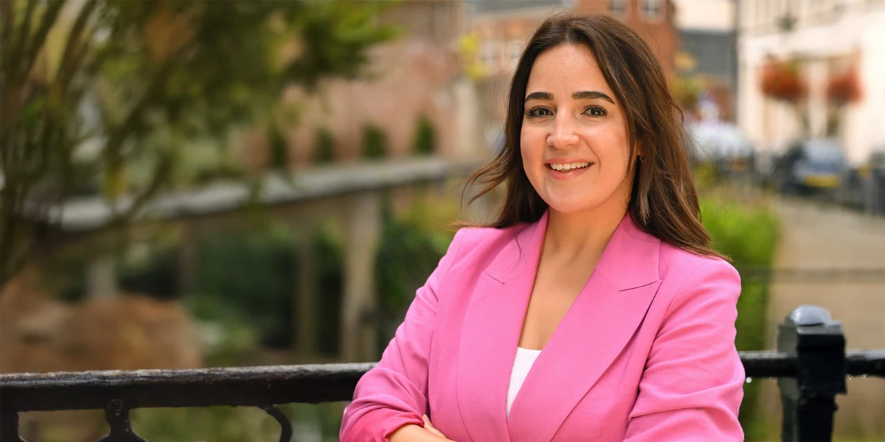 Pinar geposeerd voor de Utrechtse gracht