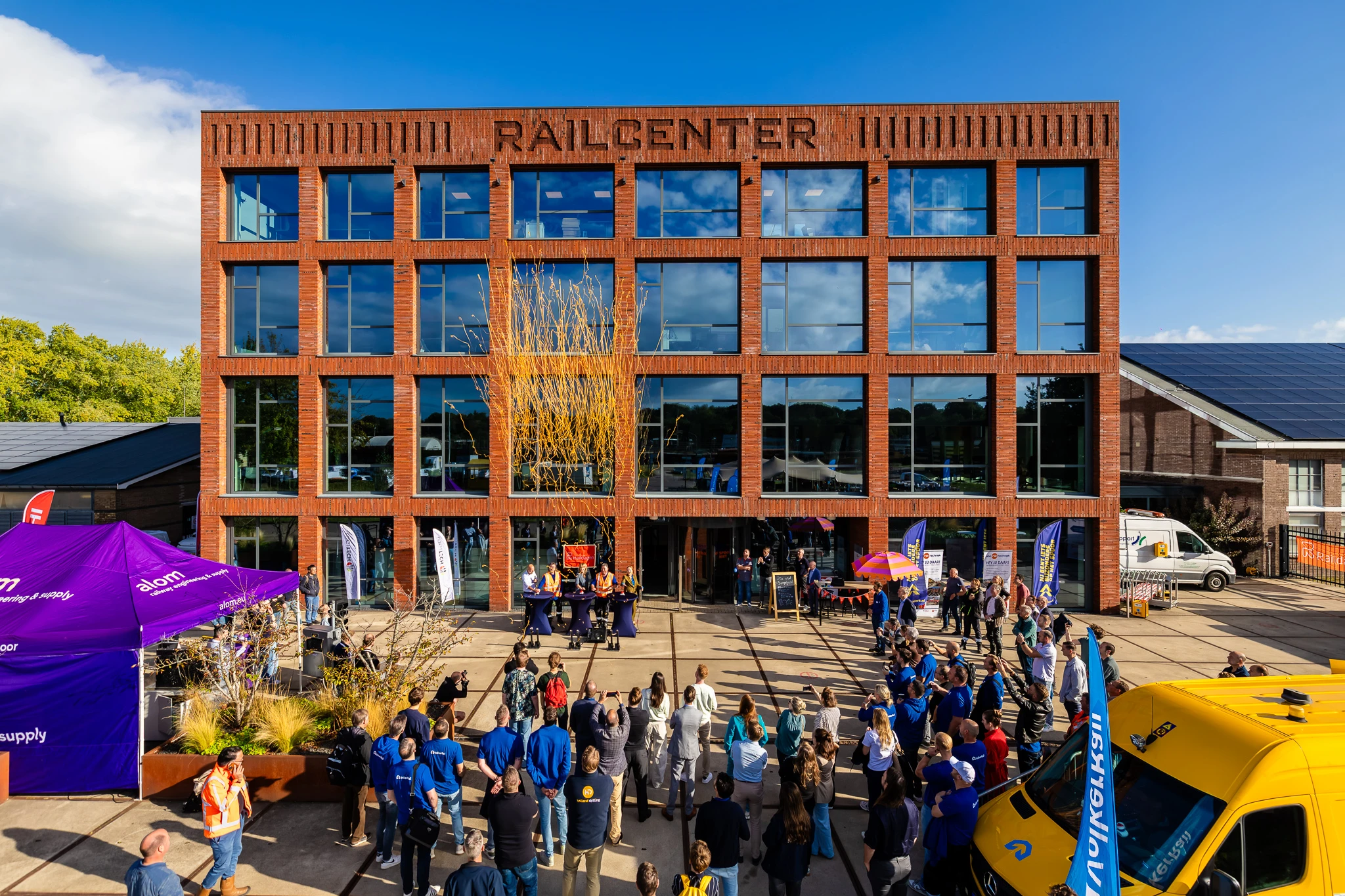 Groep mensen voor het gebouw van Railcenter tijdens event Raildagen.